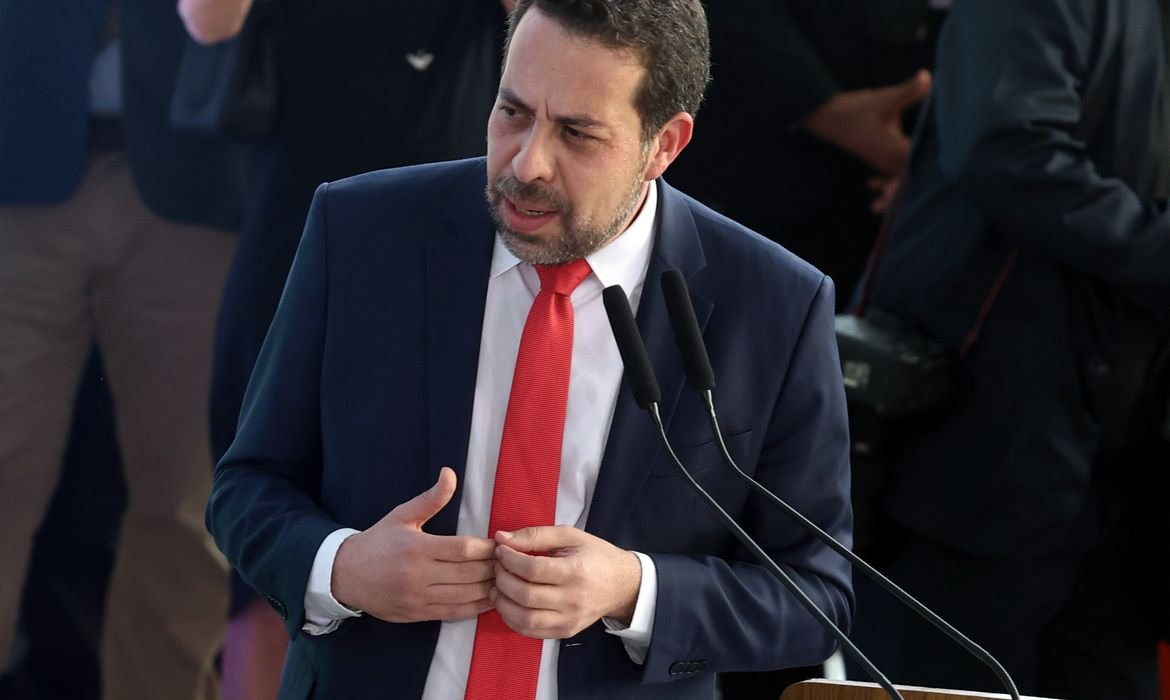 \"Cabeça do crime organizado não está no barraco da favela\", diz Boulos