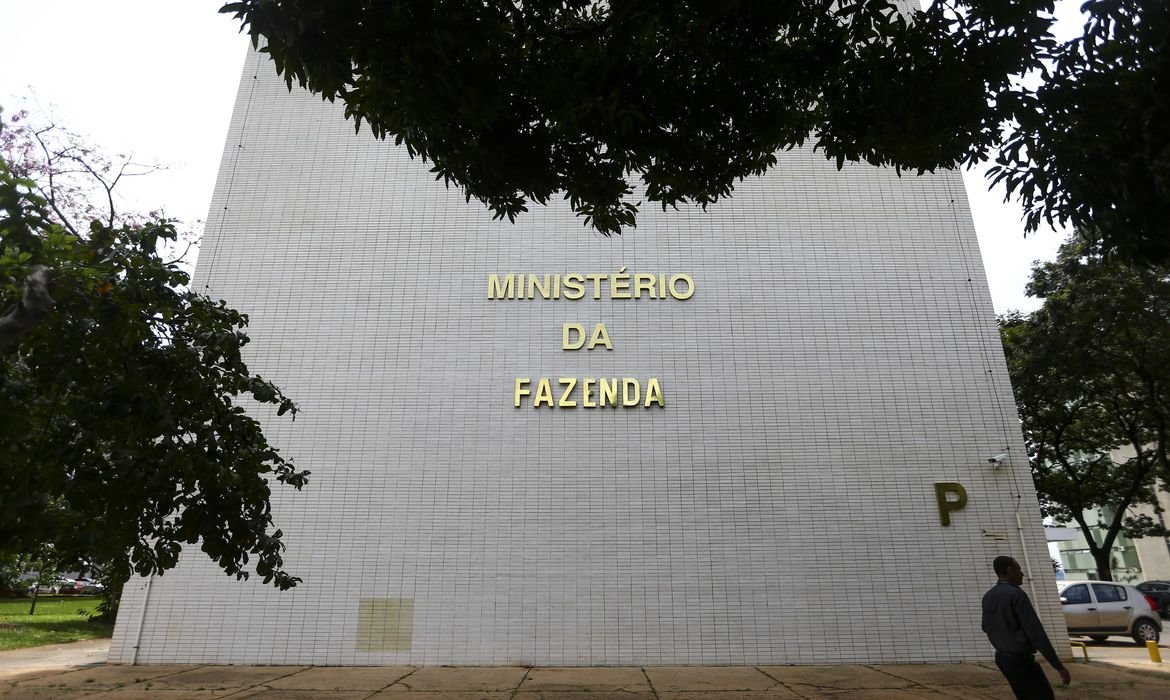 Projeção oficial de inflação sobe para 5,1%, com estouro da meta