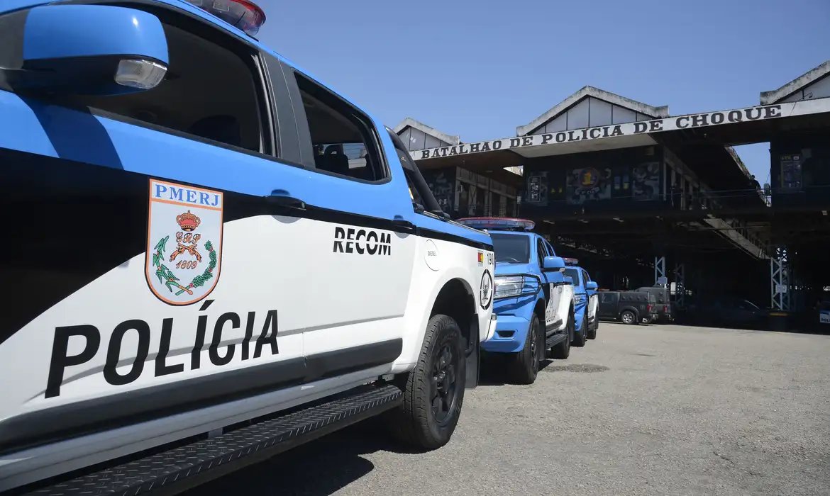 Policial militar agride estudantes em escola estadual no Rio