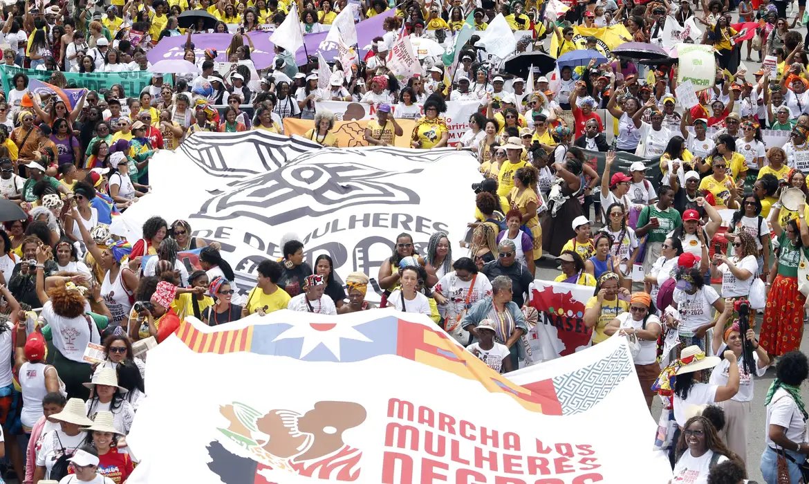 Com cerca de 300 mil pessoas, Marcha das Mulheres Negras toma Brasília