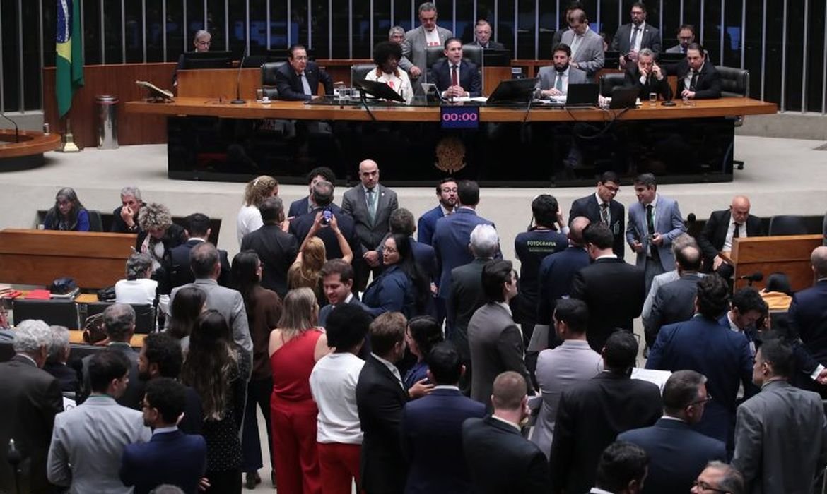 Câmara aprova, em primeiro turno, PEC do fim da escala 6x1