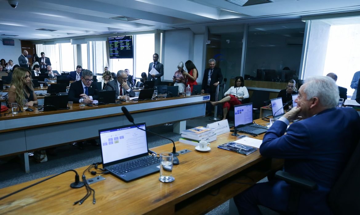 Senadores discutem ritmo de tramitação da PEC do fim da escala 6x1