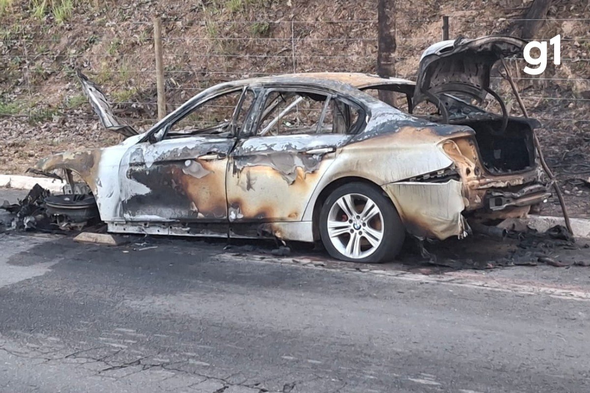 Carro de luxo pega fogo e fica completamente destruído em avenida de Cuiabá; vídeo
