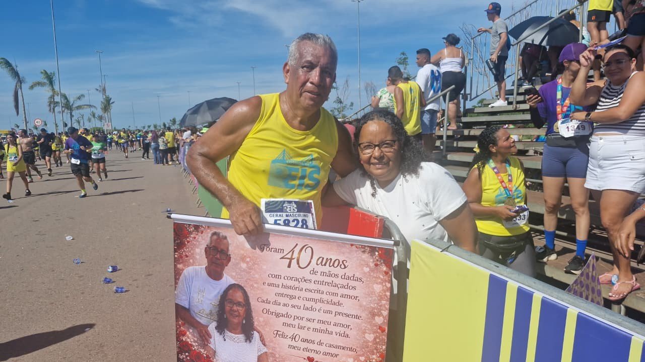 Surpresa na chegada: atleta faz homenagem à esposa e comemora 40 anos de casamento na Corrida de Reis