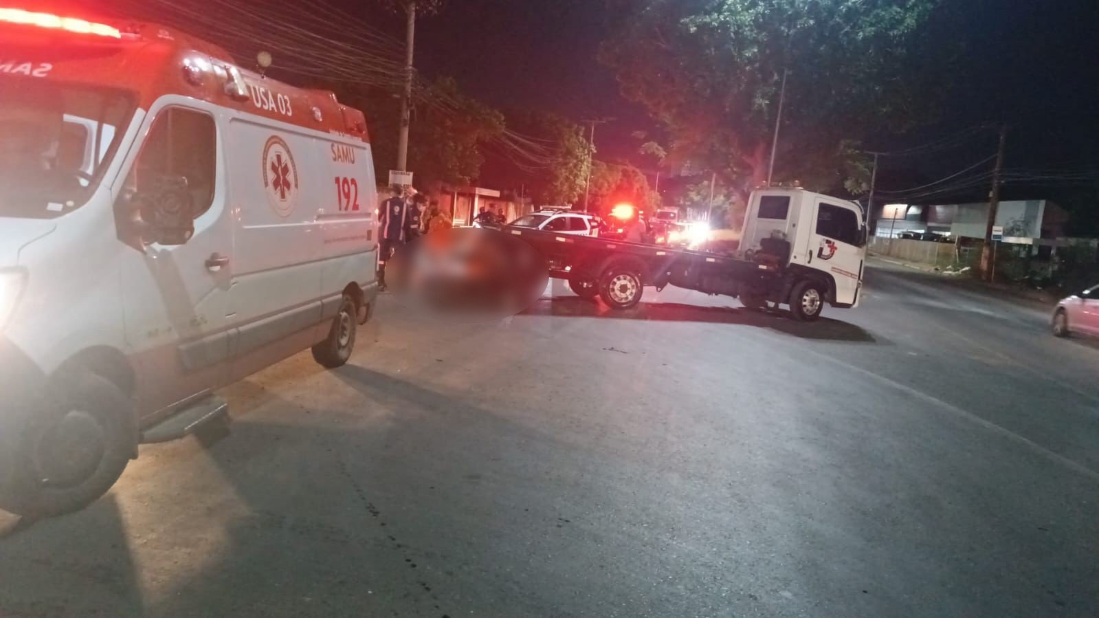 Mulher de 50 anos morre após batida contra caminhão guincho em Cuiabá
