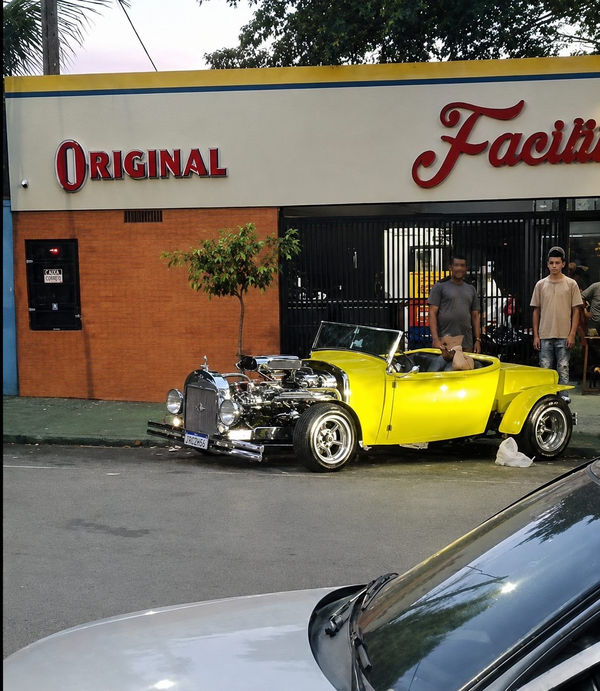 Carro clássico perde o controle durante manobra e atinge motos em Cuiabá; veja vídeo