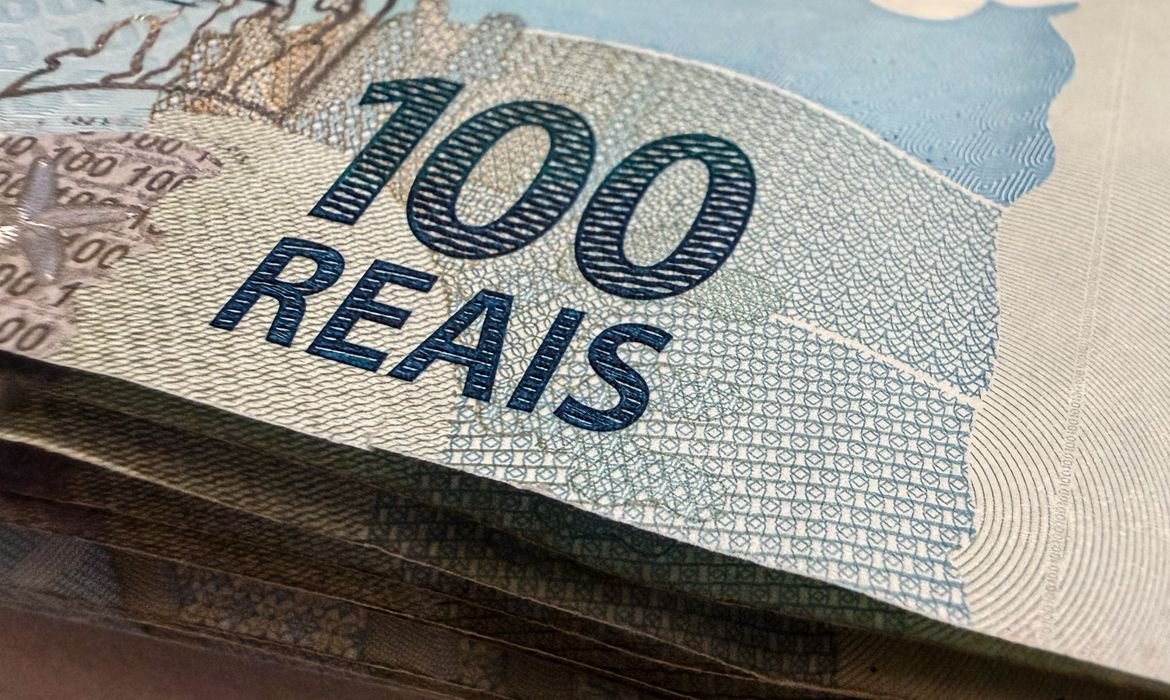 Dólar cai para R$ 5,07, menor nível em um mês; bolsa fica estável