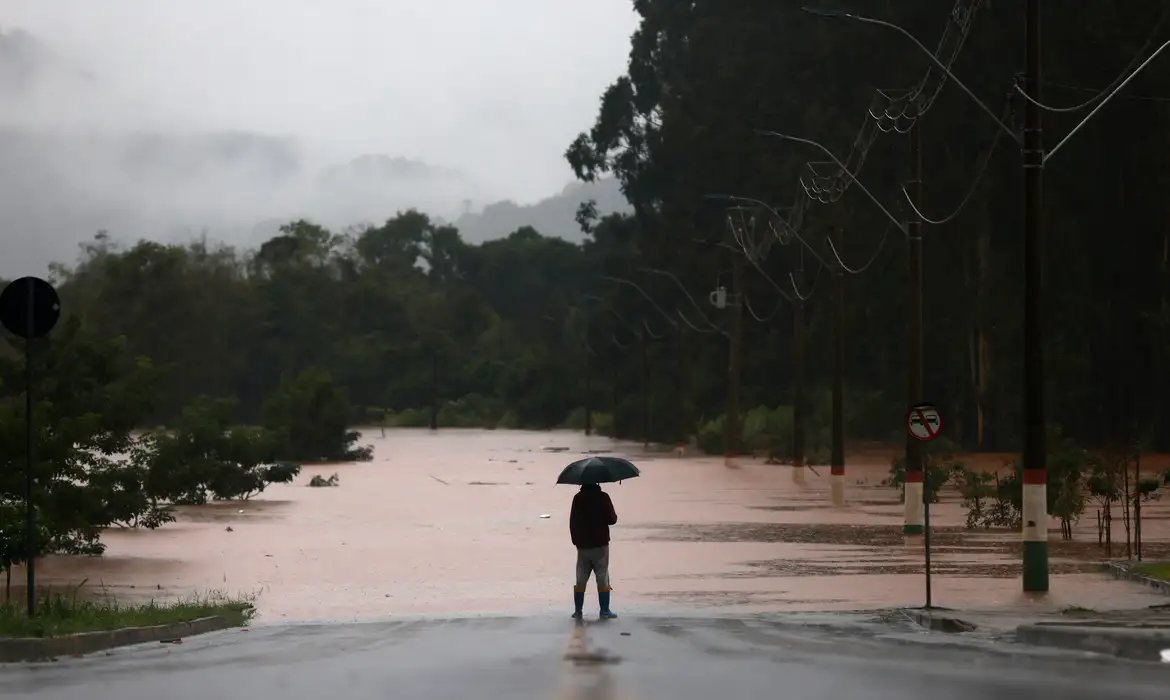 Ciclone extratropical favorece tempestade no Rio Grande do Sul 