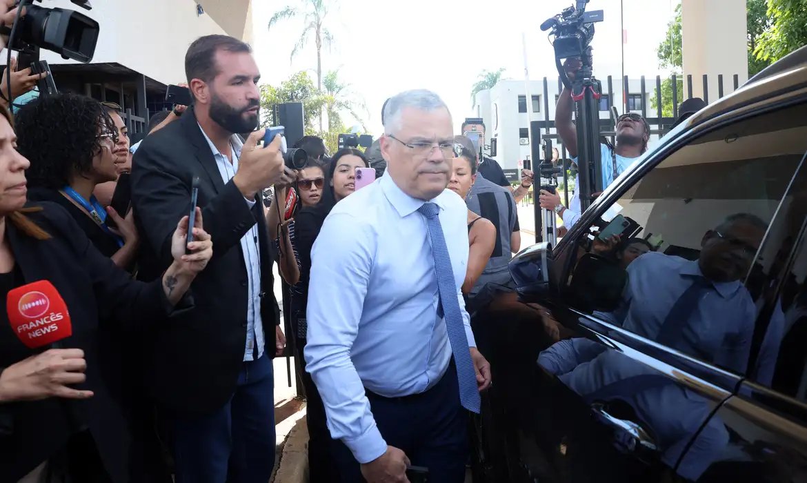 Defesa de Bolsonaro diz que tornozeleira humilha e nega plano de fuga