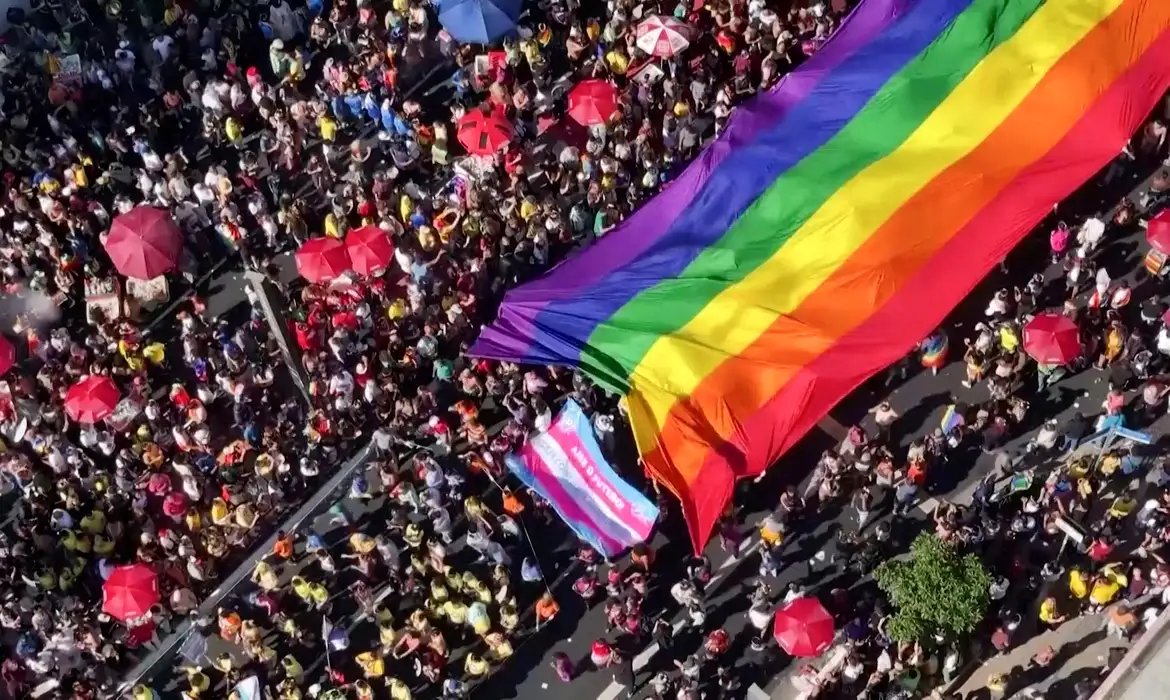 Caminhos da Reportagem aborda Pink money e o valor da diversidade