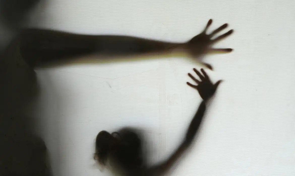 Violência sexual atinge 64 meninas por dia no país