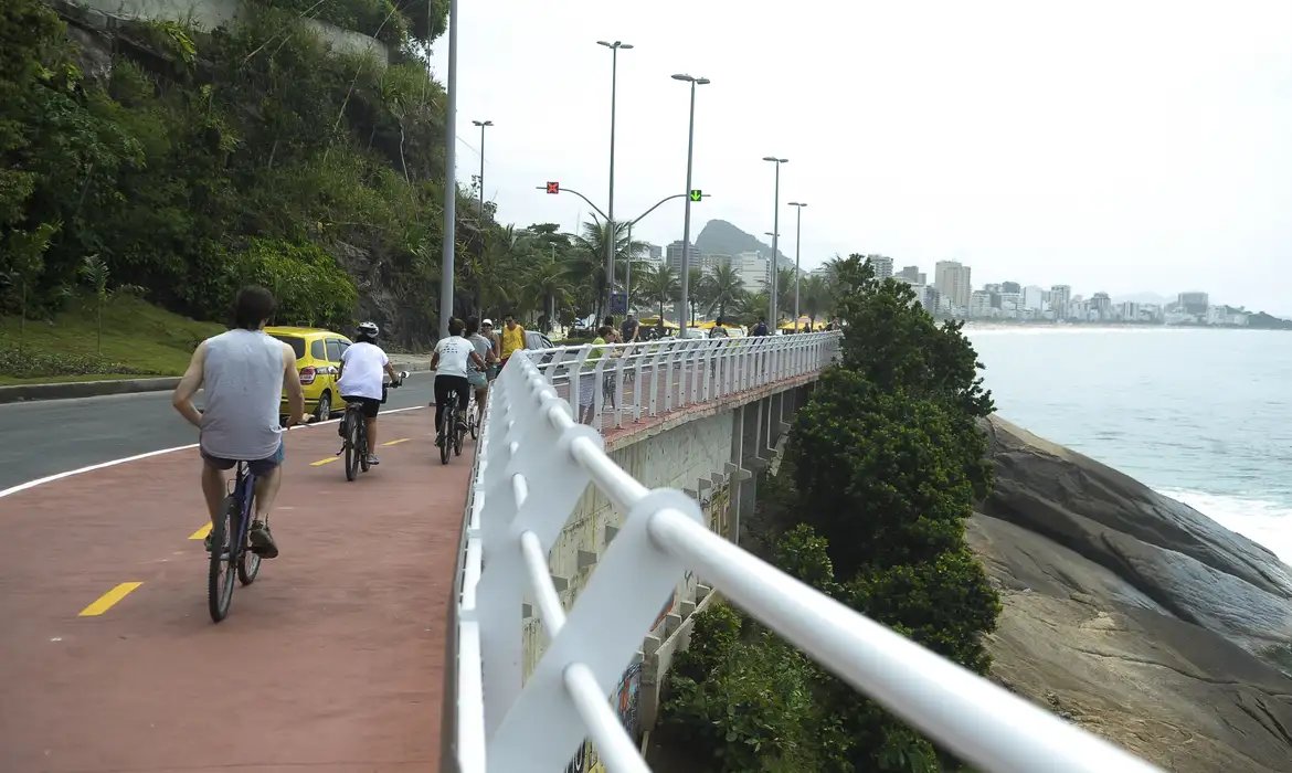 Prefeitura do Rio fecha Ciclovia Tim Maia após ondas de 2 metros