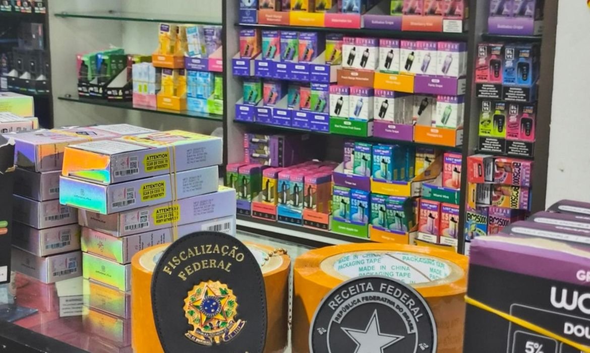 Anvisa e Receita Federal apreendem 25 mil cigarros eletrônico