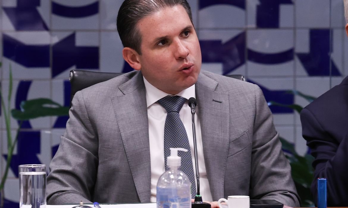 Motta convoca reunião de líderes para votar PL do fim da escala 6x1