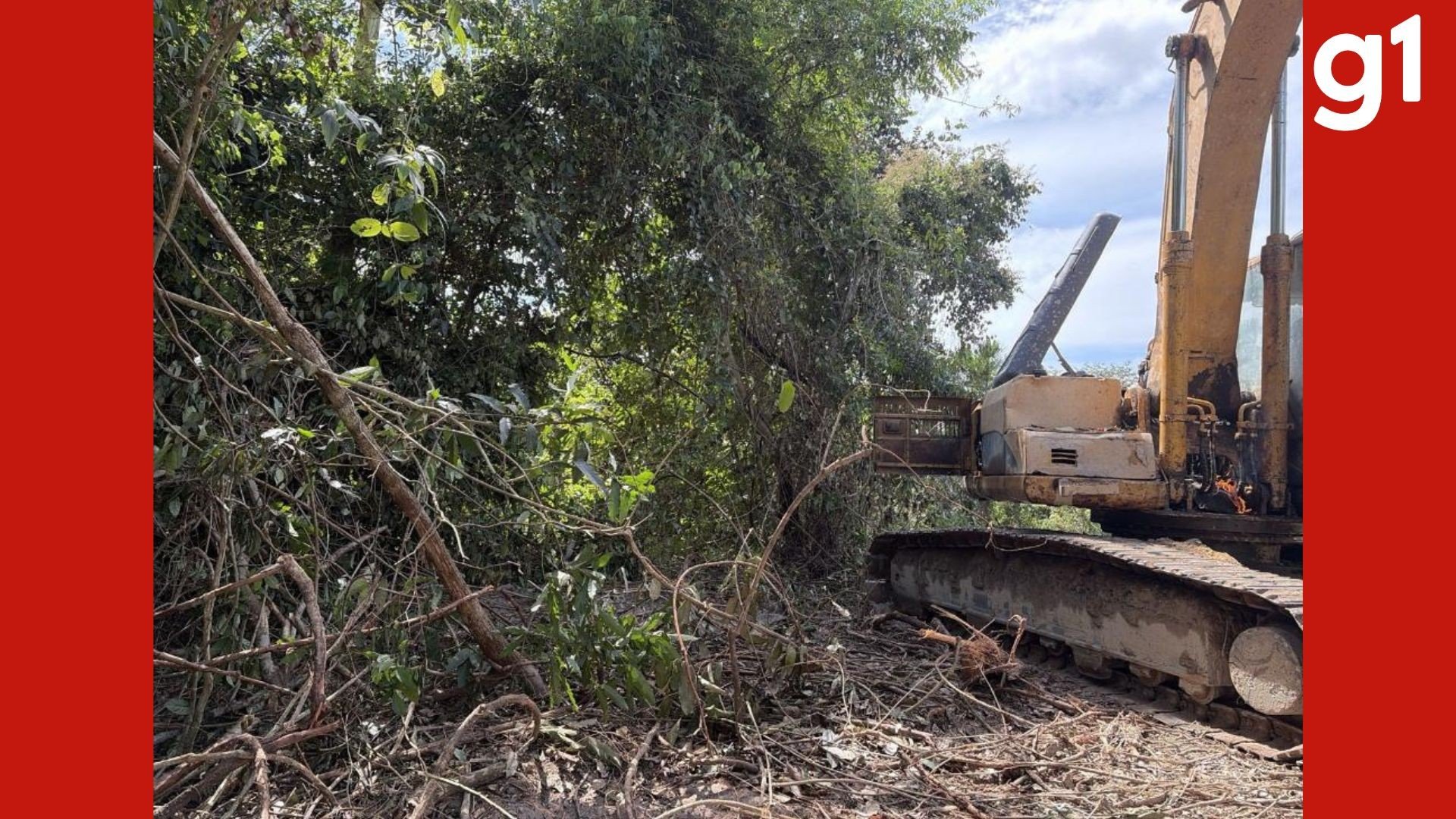 Homem recebe multa de R$100 mil após destruir retroescavadeira ao ser flagrado extraindo minério ilegalmente em MT