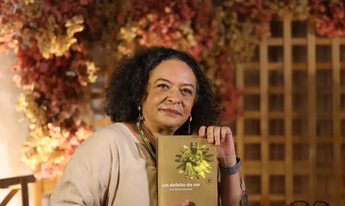 A primeira: Ana Maria Gonçalves toma posse na ABL nesta sexta (7)