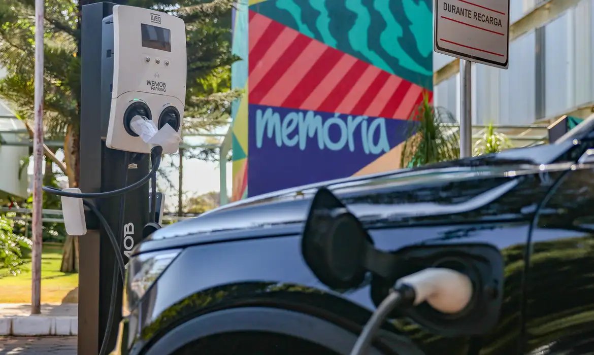 Emplacamentos de veículos avançaram em fevereiro, aponta Fenabrave