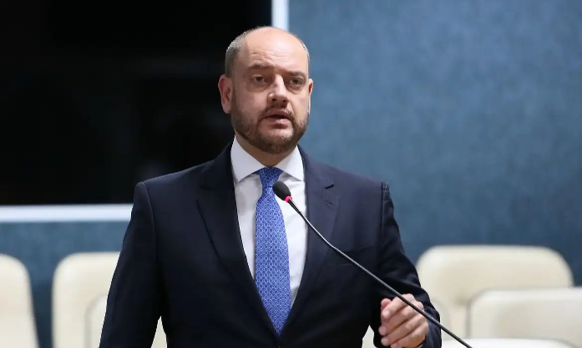 Rio exonera 6,1 mil comissionados e prevê economia de R$ 221 milhões