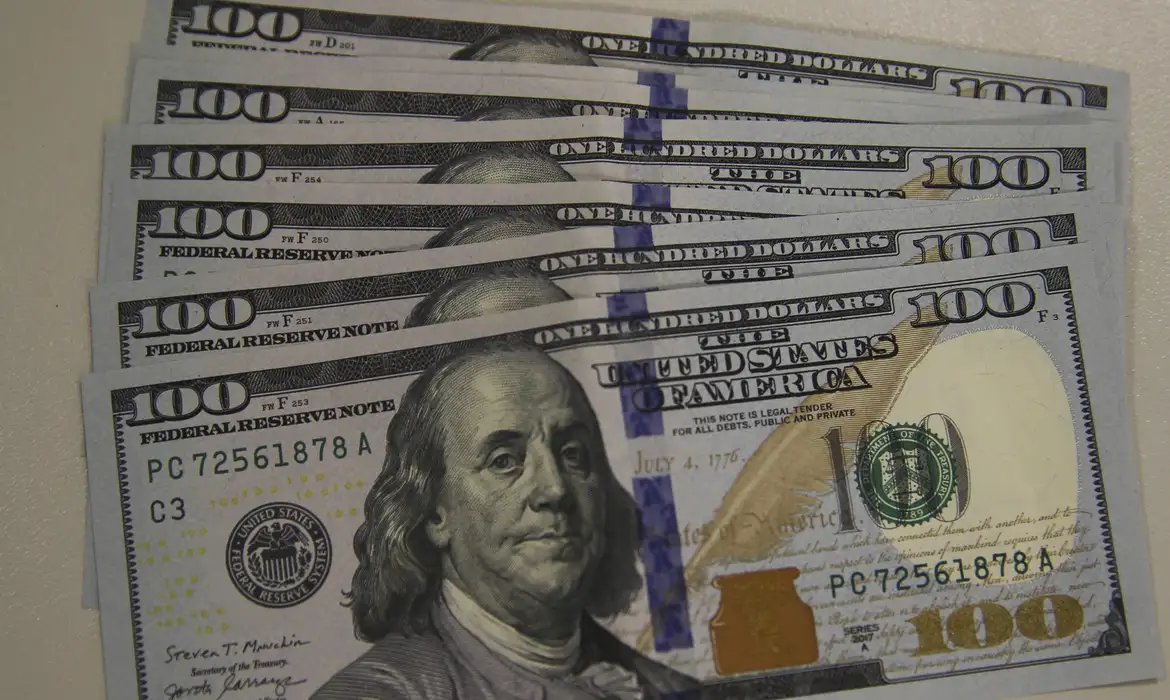 Dólar cai a R$ 5,13, e bolsa recua em dia de ajuste no mercado
