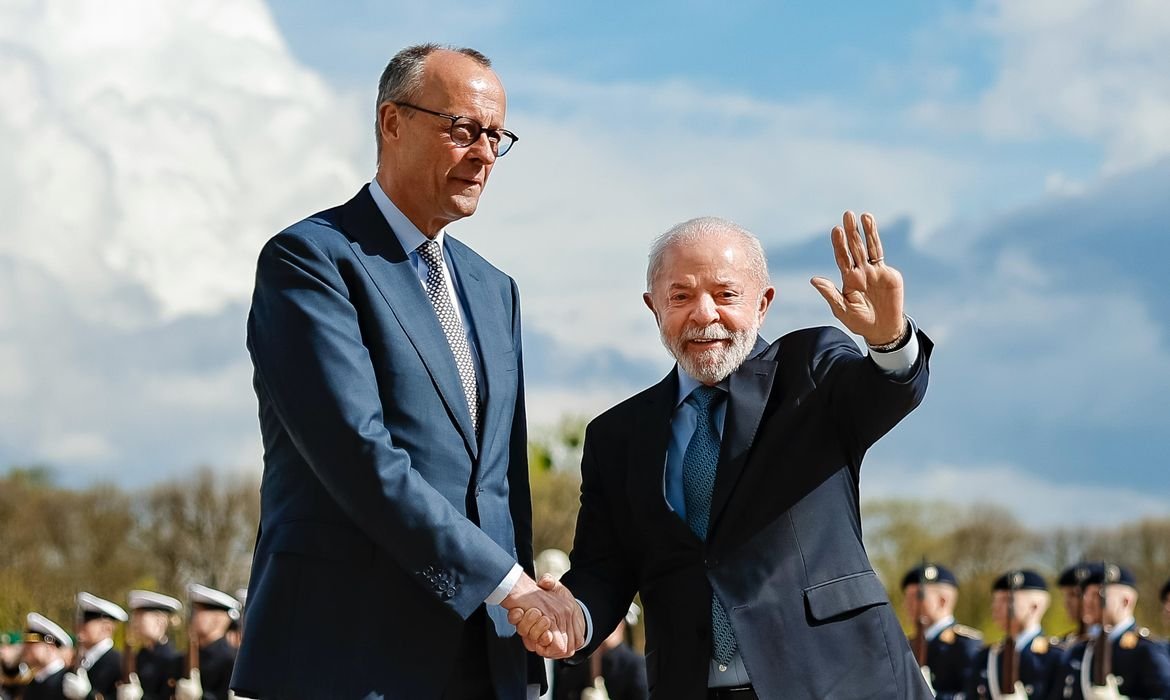 Lula chega à Alemanha para assinar parcerias comerciais e de inovação