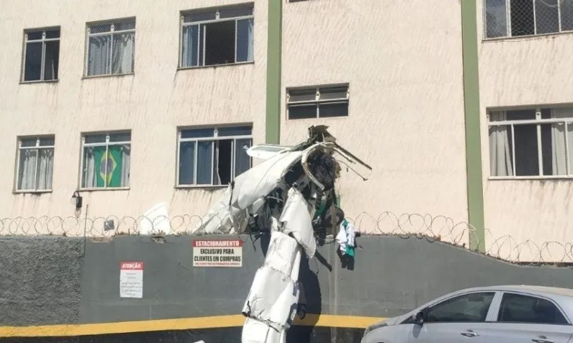 Avião de bimotor cai e bate em prédio em Belo Horizonte