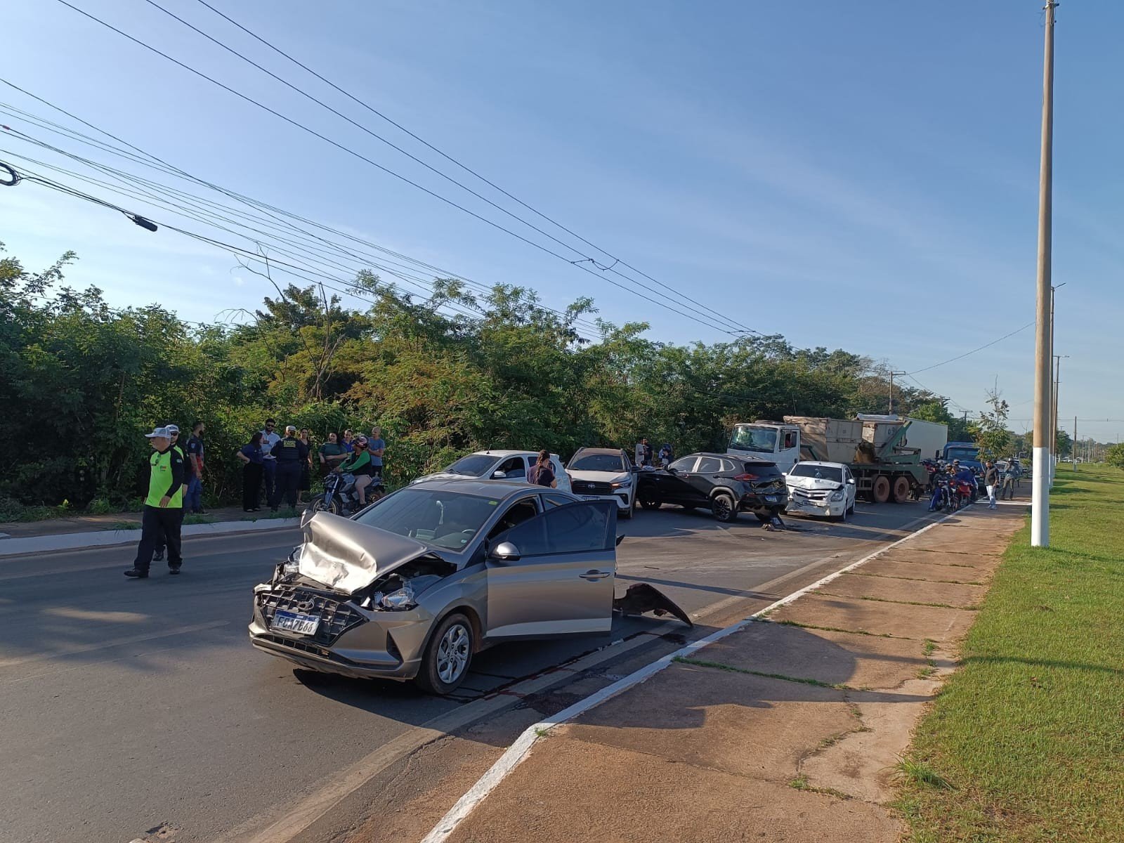 Acidente entre moto e 6 carros deixa 2 feridos em Várzea Grande (MT)