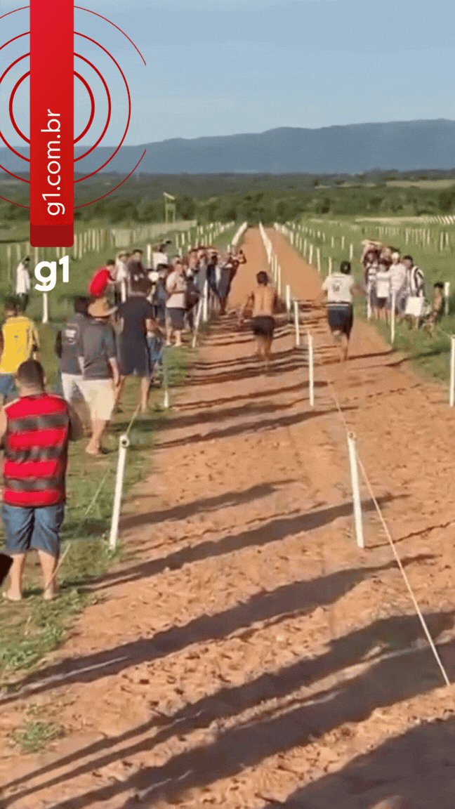 VÍDEO: sem área de atletismo, moradores criam corrida em pista para cavalos em MT