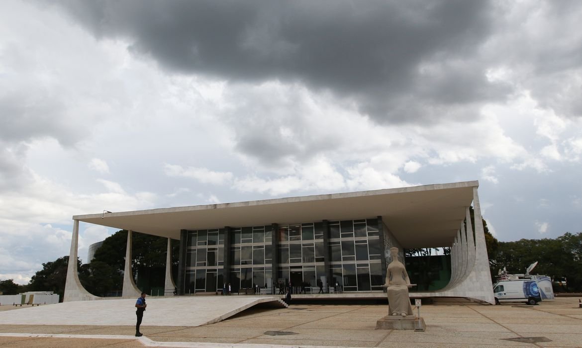 Homem é preso ao tentar inavadir a sede do STF em Brasília 