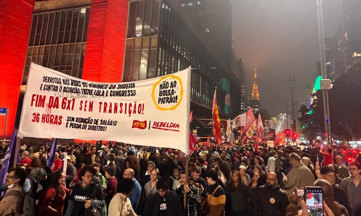 Ato na Avenida Paulista pede fim da escala 6x1