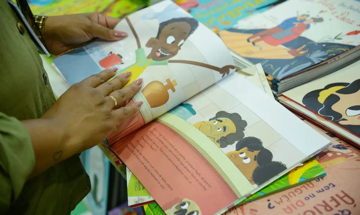 Bienal nas Escolas entra em clima de Copa para estimular leitura no RJ