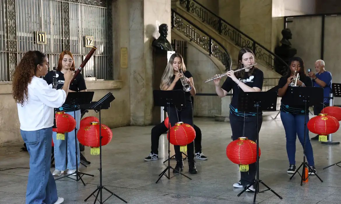 Orquestra juvenil feminina do Rio leva música brasileira para a China