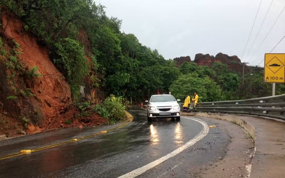 Portão do Inferno opera em Pare e Siga após chuvas na MT-251