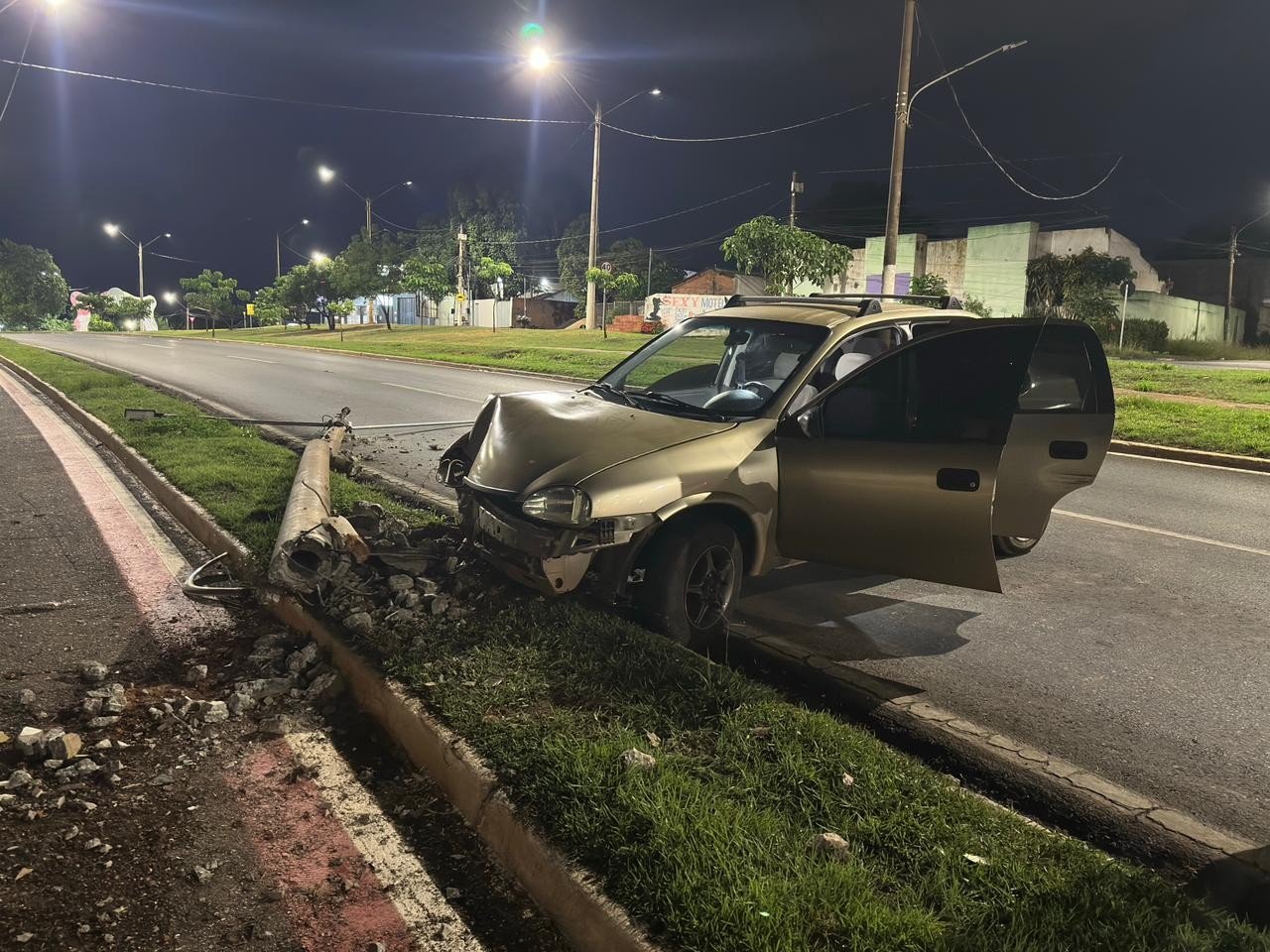 Motorista é preso após sofrer acidente e bater carro contra poste em Várzea Grande (MT)