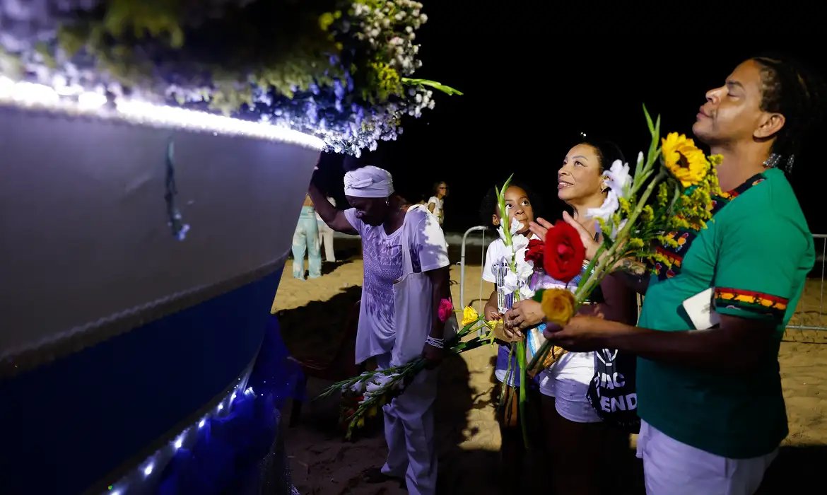 Umbanda faz culto à Iemanjá na véspera do réveillon no Rio
