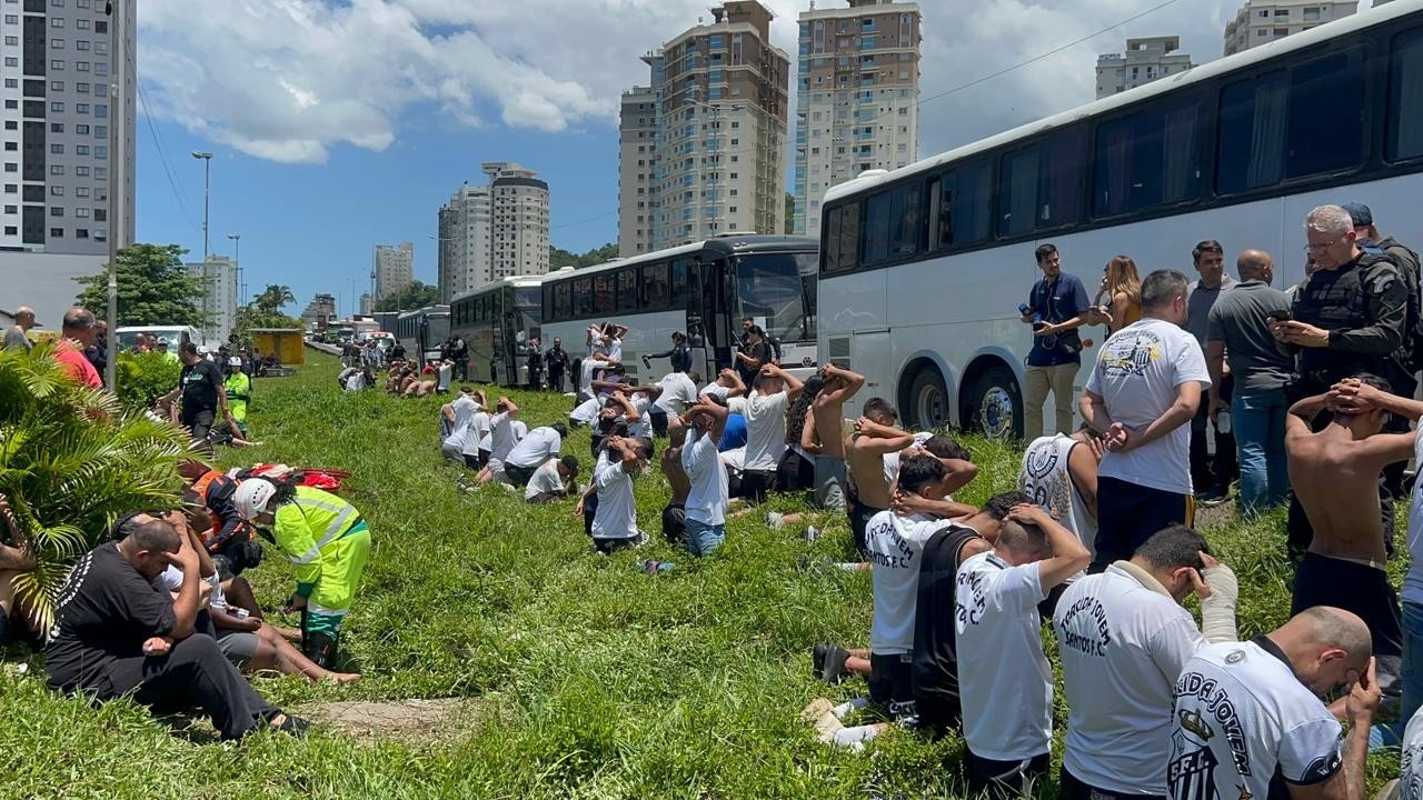 Briga entre torcidas do Santos e Internacional em SC tem correria e confusão na BR-101; VÍDEO