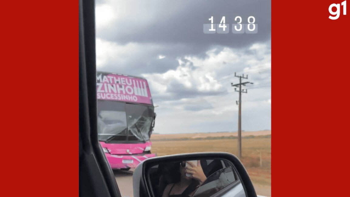Acidente entre duas carretas e ônibus do cantor Matheuzinho Sucessinho interdita trecho da MT-130