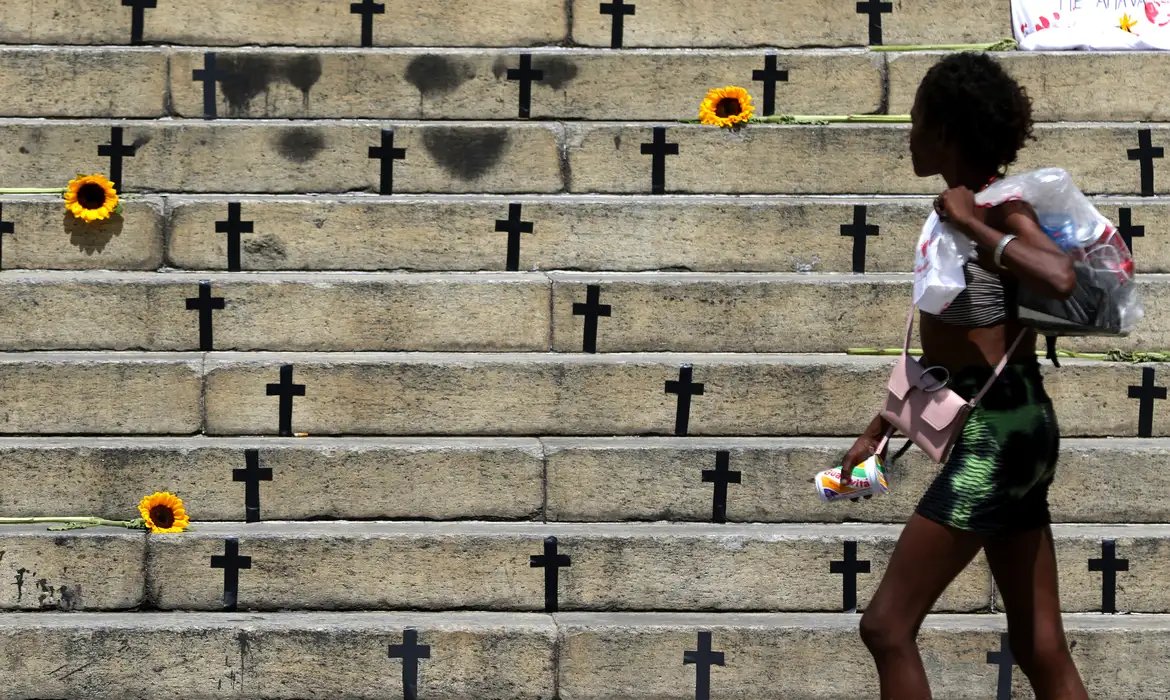Mulheres vão a serviços de saúde antes de feminicídios, mostra projeto