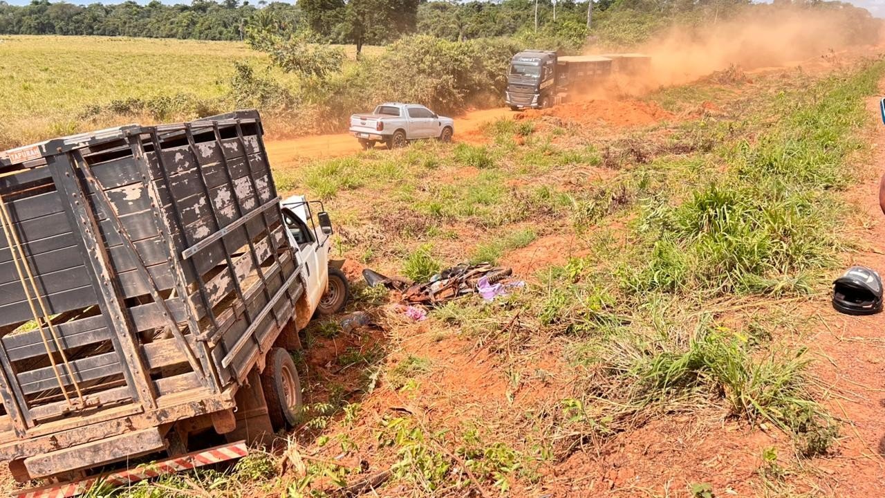 Pai e filha de 8 meses morrem após batida entre moto e carro em rodovia de MT