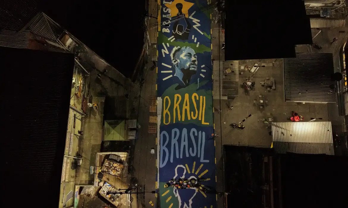 Pintura ressignifica rua marcada por operação letal no Rio de Janeiro