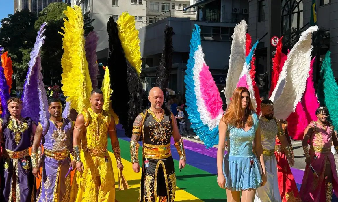 Parada do Orgulho LGBT+ leva cores e vibração à Avenida Paulista