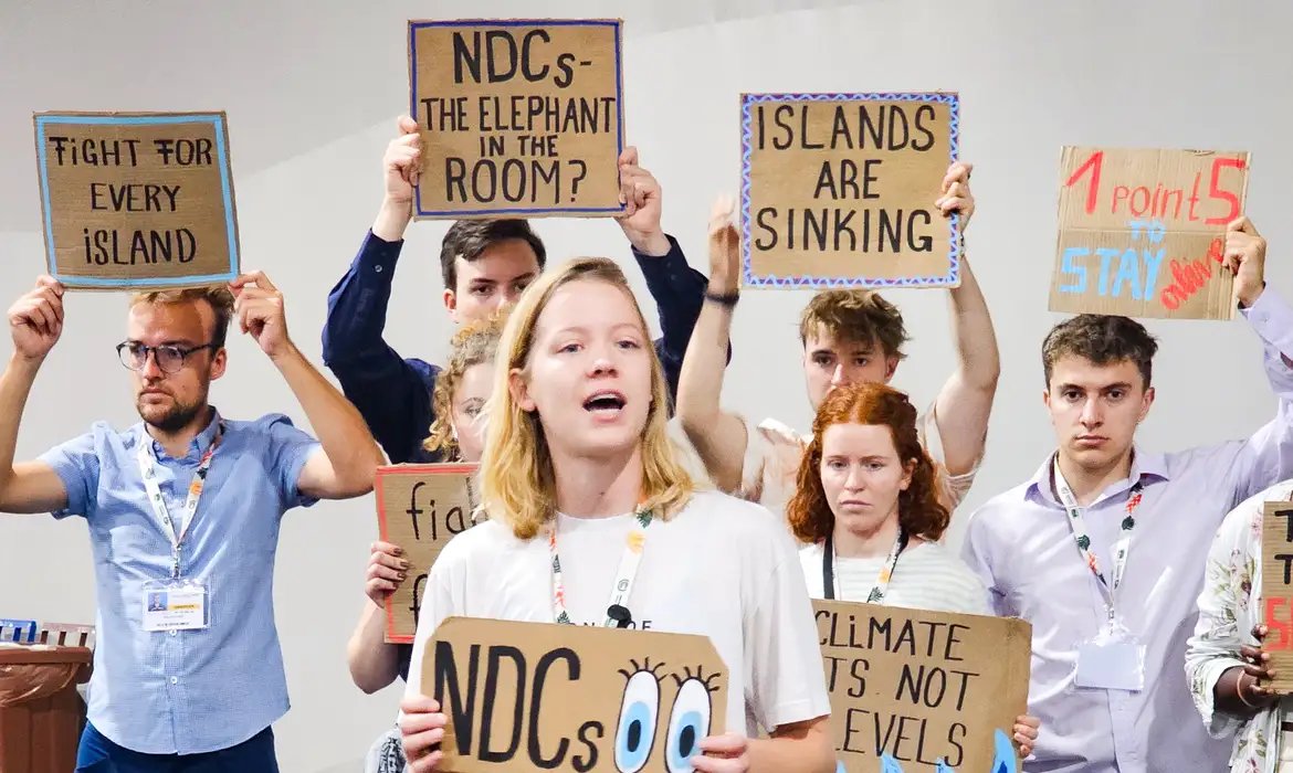 COP30: Ativistas protestam pelo fim dos combustíveis fósseis
