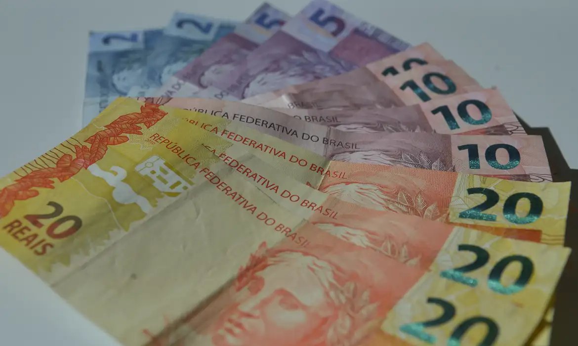 Renda domiciliar per capita chega a R$ 2.316 em 2025, diz IBGE