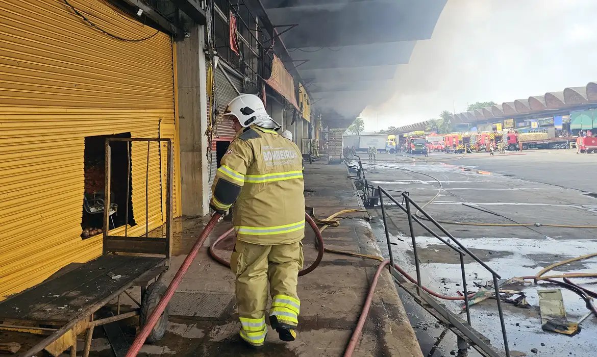 Rio: Ceasa informa que 28 lojas foram destruídas por incêndio 