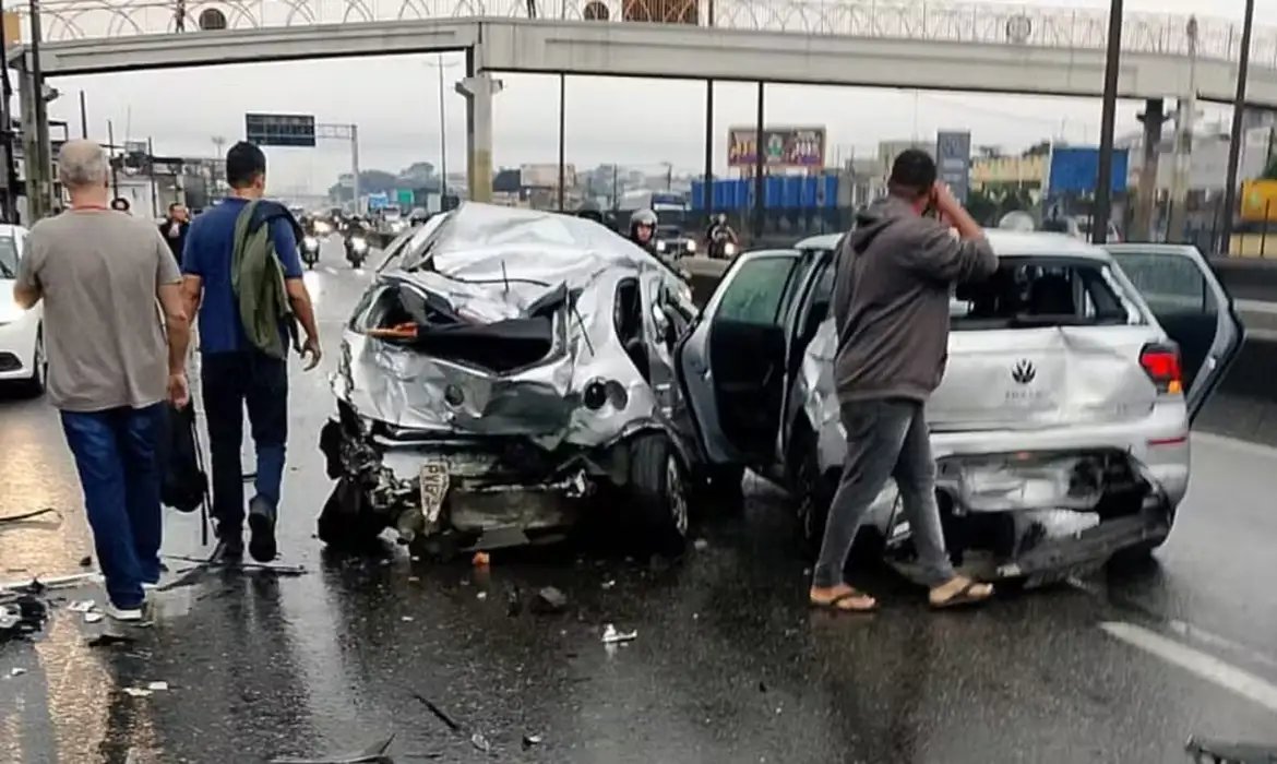 Motorista infarta, e engavetamento de 20 veículos deixa feridos no Rio