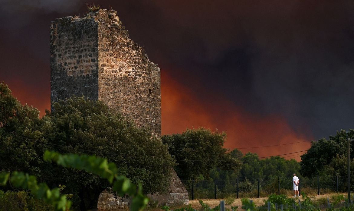 Incêndios florestais ameaçam cidade histórica francesa de Bordeaux