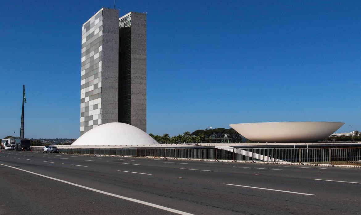 Votação da MP que zera \"taxa das blusinhas\" é adiada para terça