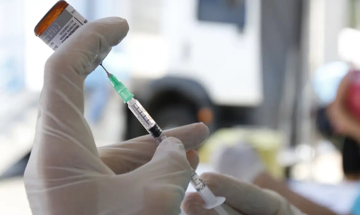 Sarampo: infectologista alerta para vacinação em viagens para a Copa