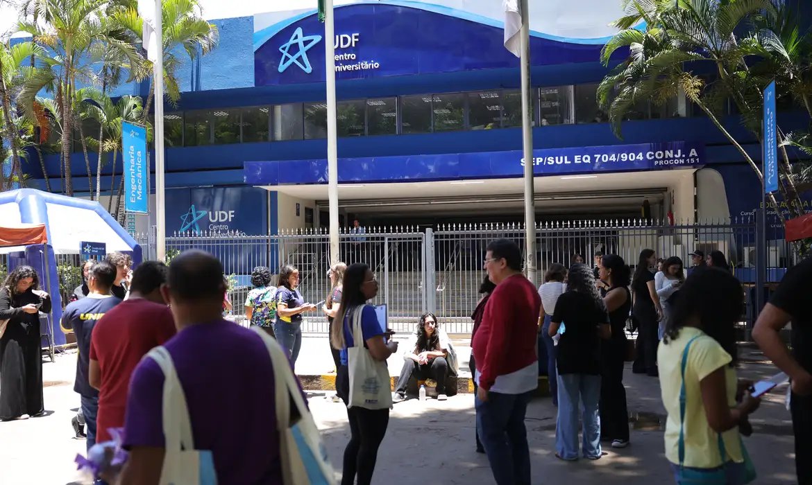 Estudantes chegam cedo para o Enem e relatam superação e confiança