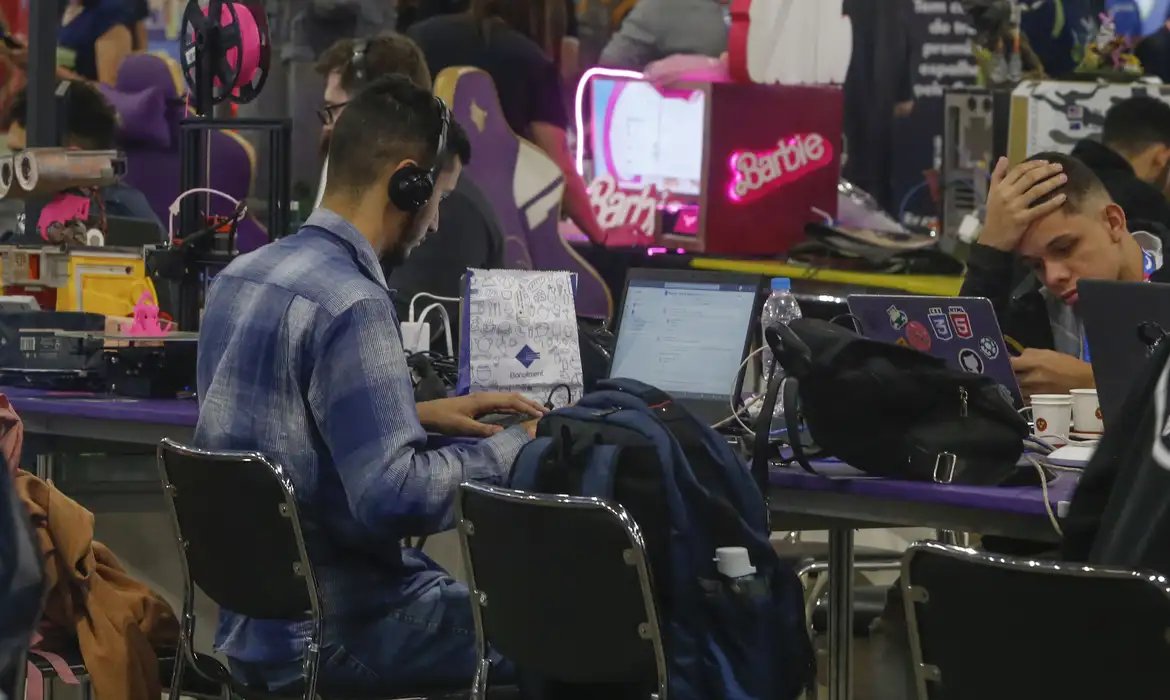 Jovens ocupados são a maioria, mas 6,2 milhões seguem como “nem-nem”