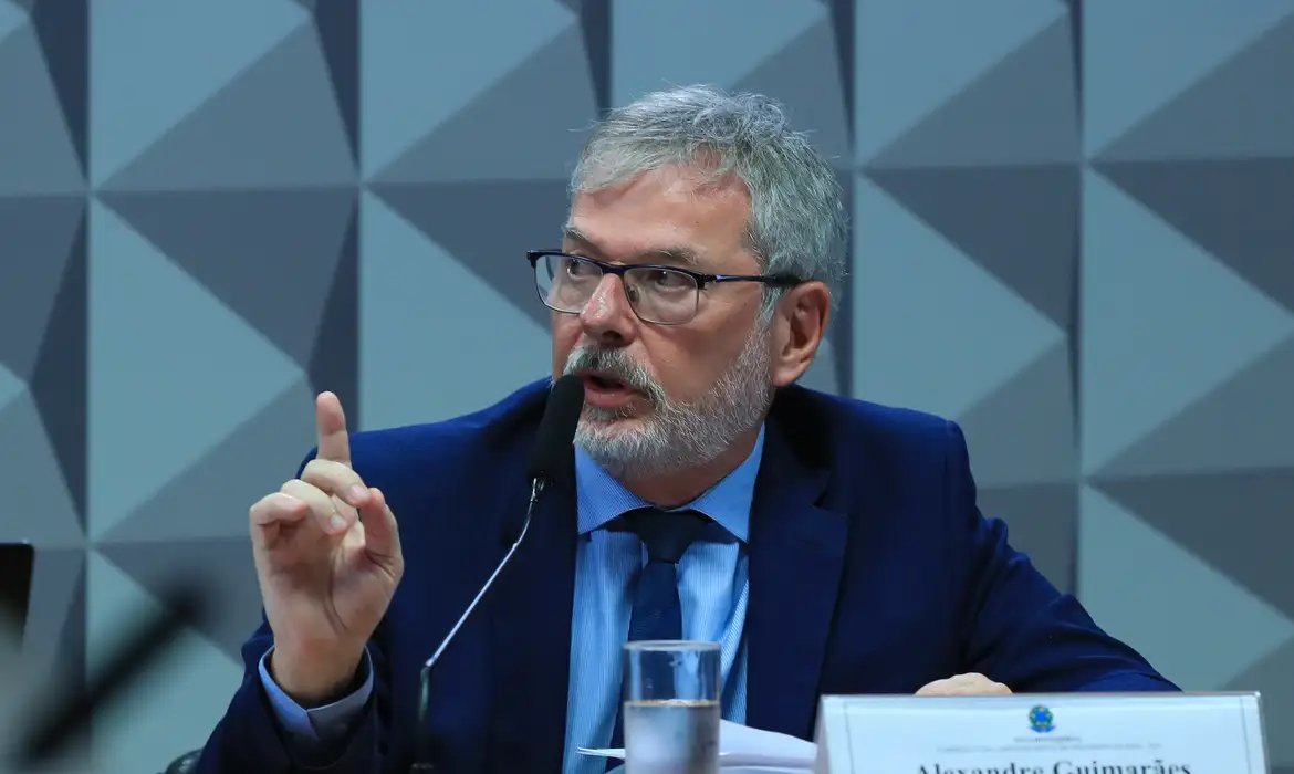 Ex-diretor do INSS nega vínculo político em depoimento à CPI